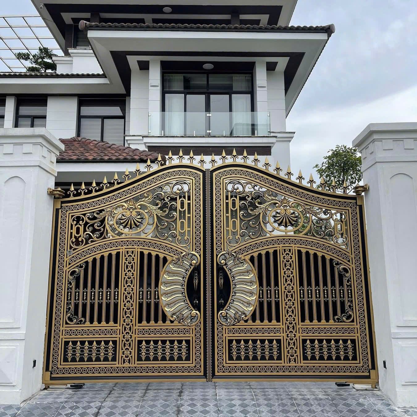 Cổng nhôm đúc hoa văn